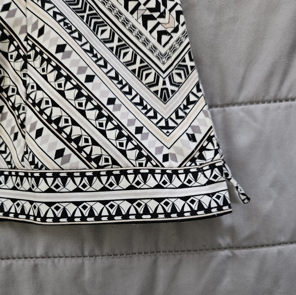 White House Black Market Black and White Geometric Strapless Top Size 2 - Picture 4 of 10